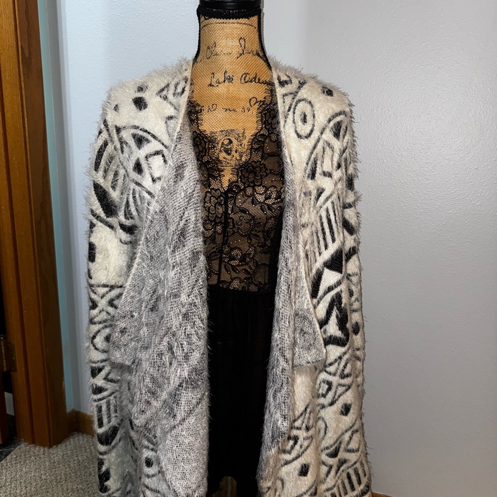 Shyanne Black and Cream Geometric Cardigan